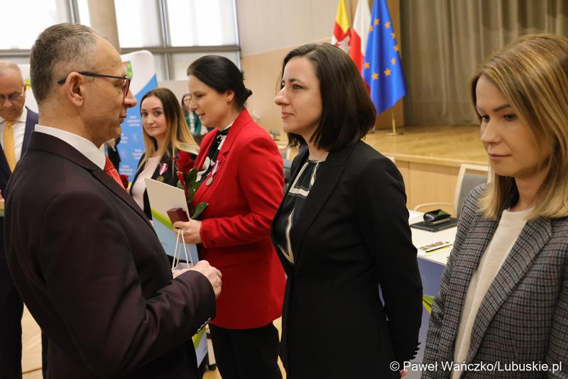 Pracownicy Urzędu Marszałkowskiego z medalami za długoletnią służbę