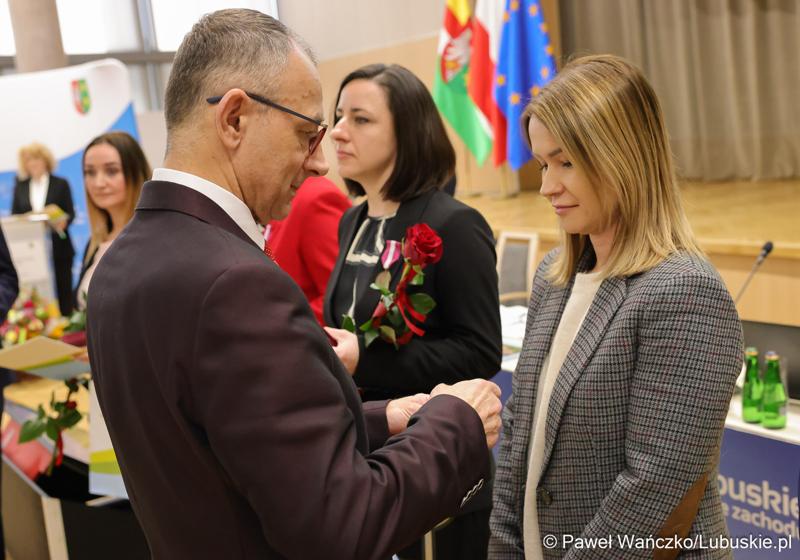 Pracownicy Urzędu Marszałkowskiego z medalami za długoletnią służbę