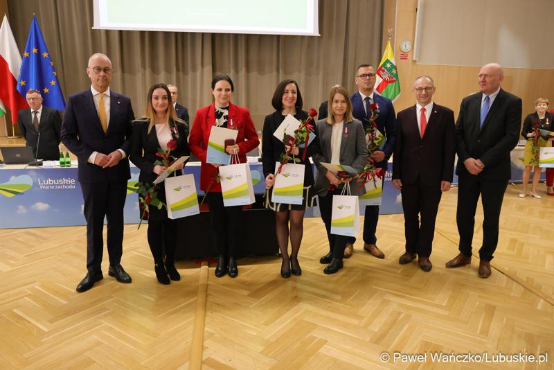 Pracownicy Urzędu Marszałkowskiego z medalami za długoletnią służbę