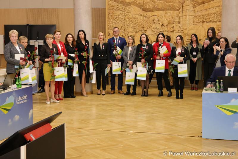 Pracownicy Urzędu Marszałkowskiego z medalami za długoletnią służbę