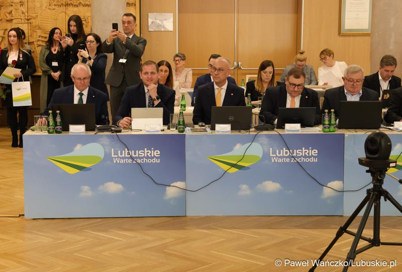 Pracownicy Urzędu Marszałkowskiego z medalami za długoletnią służbę