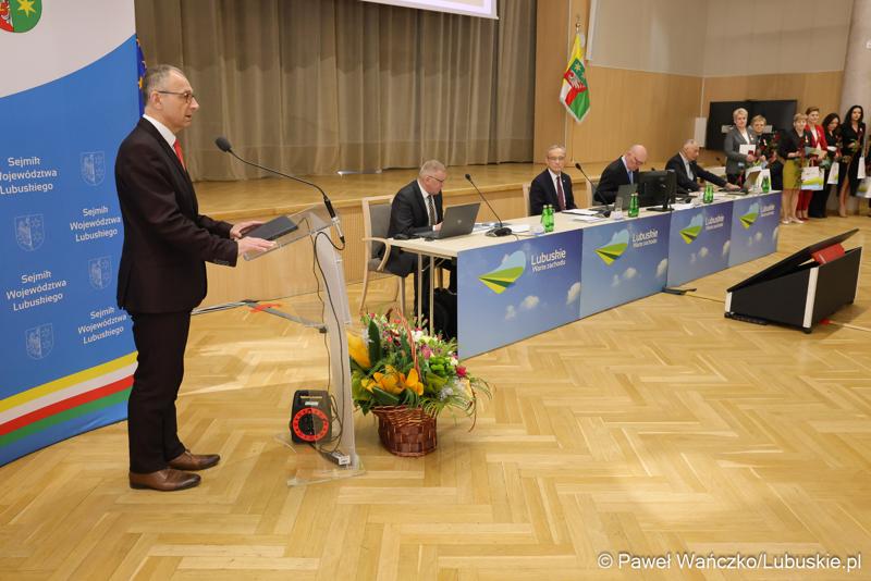 Pracownicy Urzędu Marszałkowskiego z medalami za długoletnią służbę
