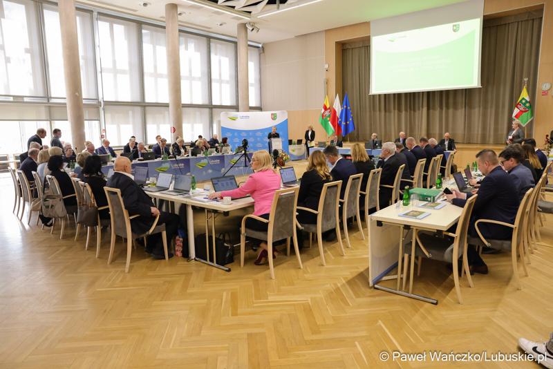 Pracownicy Urzędu Marszałkowskiego z medalami za długoletnią służbę