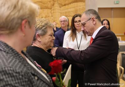 Pracownicy Urzędu Marszałkowskiego z medalami za długoletnią służbę