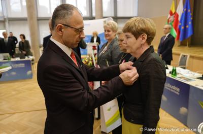 Pracownicy Urzędu Marszałkowskiego z medalami za długoletnią służbę