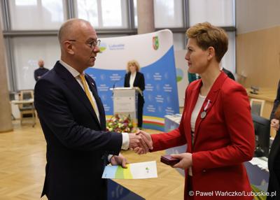 Pracownicy Urzędu Marszałkowskiego z medalami za długoletnią służbę