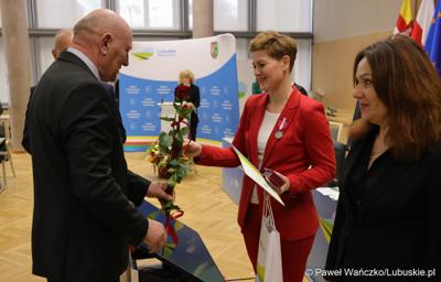 Pracownicy Urzędu Marszałkowskiego z medalami za długoletnią służbę
