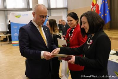 Pracownicy Urzędu Marszałkowskiego z medalami za długoletnią służbę