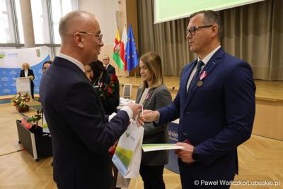 Pracownicy Urzędu Marszałkowskiego z medalami za długoletnią służbę
