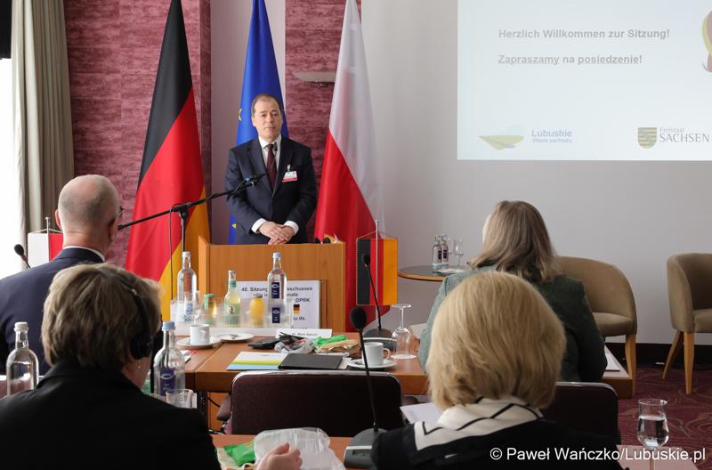 Współprzewodniczący strony niemieckiej dr Mark Speich przemawia podczas 48. obrad Komitetu ds. Współpracy Międzyregionalnej Polsko-Niemieckiej Komisji Międzyrządowej ds. Współpracy Regionalnej i Przygranicznej w Görlitz
