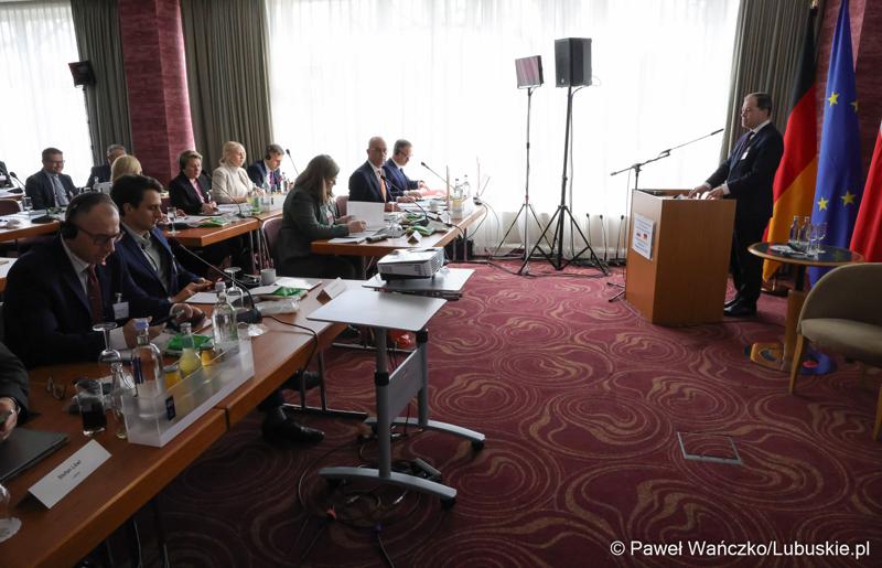Współprzewodniczący strony niemieckiej dr Mark Speich przemawia podczas 48. obrad Komitetu ds. Współpracy Międzyregionalnej Polsko-Niemieckiej Komisji Międzyrządowej ds. Współpracy Regionalnej i Przygranicznej w Görlitz
