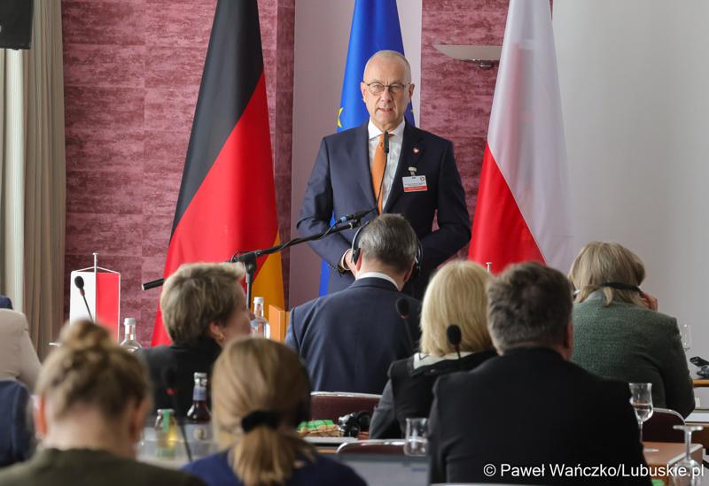 Marszałek Województwa Lubuskiego Marcin Jabłoński przemawia do uczestników 48. obrad Komitetu ds. Współpracy Międzyregionalnej Polsko-Niemieckiej Komisji Międzyrządowej ds. Współpracy Regionalnej i Przygranicznej w Görlitz