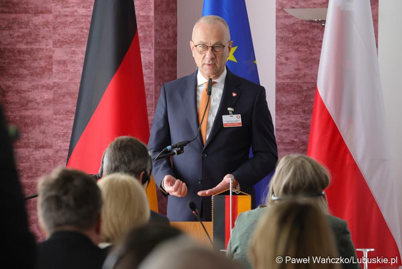 Marszałek Województwa Lubuskiego Marcin Jabłoński przemawia do uczestników 48. obrad Komitetu ds. Współpracy Międzyregionalnej Polsko-Niemieckiej Komisji Międzyrządowej ds. Współpracy Regionalnej i Przygranicznej w Görlitz