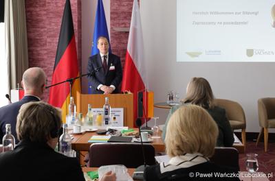Współprzewodniczący strony niemieckiej dr Mark Speich przemawia podczas 48. obrad Komitetu ds. Współpracy Międzyregionalnej Polsko-Niemieckiej Komisji Międzyrządowej ds. Współpracy Regionalnej i Przygranicznej w Görlitz 