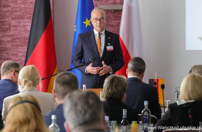 Marszałek Województwa Lubuskiego Marcin Jabłoński przemawia do uczestników 48. obrad Komitetu ds. Współpracy Międzyregionalnej Polsko-Niemieckiej Komisji Międzyrządowej ds. Współpracy Regionalnej i Przygranicznej w Görlitz 