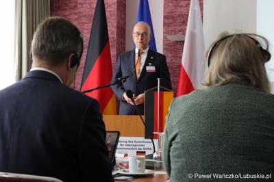 Marszałek Województwa Lubuskiego Marcin Jabłoński przemawia do uczestników 48. obrad Komitetu ds. Współpracy Międzyregionalnej Polsko-Niemieckiej Komisji Międzyrządowej ds. Współpracy Regionalnej i Przygranicznej w Görlitz 