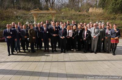 Pamiątkowe zdjęcie uczestników 48. obrad Komitetu ds. Współpracy Międzyregionalnej Polsko-Niemieckiej Komisji Międzyrządowej ds. Współpracy Regionalnej i Przygranicznej w Görlitz 
