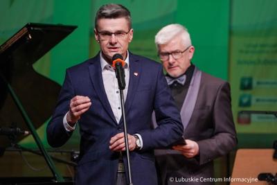 Radny województwa Sebastian Ciemnoczołowski w imieniu marszałka Marcina Jabłońskiego przywitał słuchaczy koncertu z cyklu „Lubuskie wita wiosnę!” w Filharmonii Zielonogórskiej