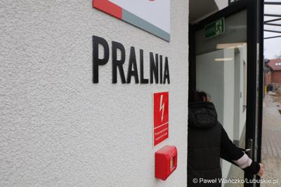 Uczestnicy konferencji prasowej w Szpitalu Uniwersyteckim im. Karola Marcinkowskiego w Zielonej Górze poświęconej zakończeniu termomodernizacji obiektów i sieci szpitala