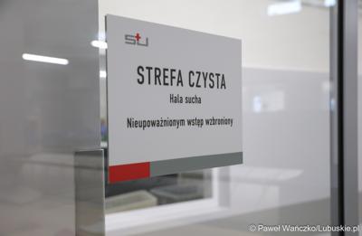Uczestnicy konferencji prasowej w Szpitalu Uniwersyteckim im. Karola Marcinkowskiego w Zielonej Górze poświęconej zakończeniu termomodernizacji obiektów i sieci szpitala