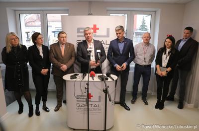 Uczestnicy konferencji prasowej w Szpitalu Uniwersyteckim im. Karola Marcinkowskiego w Zielonej Górze poświęconej zakończeniu termomodernizacji obiektów i sieci szpitala