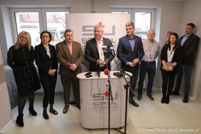 Uczestnicy konferencji prasowej w Szpitalu Uniwersyteckim im. Karola Marcinkowskiego w Zielonej Górze poświęconej zakończeniu termomodernizacji obiektów i sieci szpitala