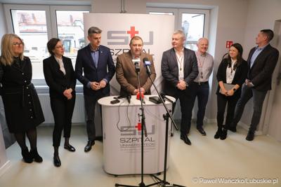 Uczestnicy konferencji prasowej w Szpitalu Uniwersyteckim im. Karola Marcinkowskiego w Zielonej Górze poświęconej zakończeniu termomodernizacji obiektów i sieci szpitala