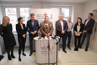 Uczestnicy konferencji prasowej w Szpitalu Uniwersyteckim im. Karola Marcinkowskiego w Zielonej Górze poświęconej zakończeniu termomodernizacji obiektów i sieci szpitala