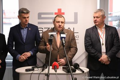 Uczestnicy konferencji prasowej w Szpitalu Uniwersyteckim im. Karola Marcinkowskiego w Zielonej Górze poświęconej zakończeniu termomodernizacji obiektów i sieci szpitala