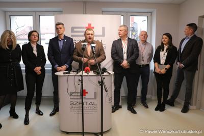 Uczestnicy konferencji prasowej w Szpitalu Uniwersyteckim im. Karola Marcinkowskiego w Zielonej Górze poświęconej zakończeniu termomodernizacji obiektów i sieci szpitala