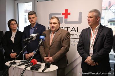 Uczestnicy konferencji prasowej w Szpitalu Uniwersyteckim im. Karola Marcinkowskiego w Zielonej Górze poświęconej zakończeniu termomodernizacji obiektów i sieci szpitala