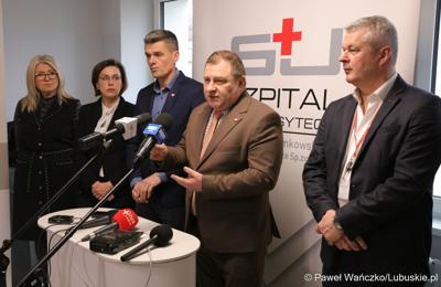 Uczestnicy konferencji prasowej w Szpitalu Uniwersyteckim im. Karola Marcinkowskiego w Zielonej Górze poświęconej zakończeniu termomodernizacji obiektów i sieci szpitala
