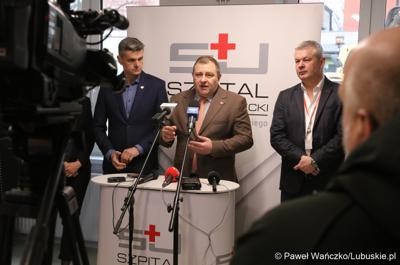 Uczestnicy konferencji prasowej w Szpitalu Uniwersyteckim im. Karola Marcinkowskiego w Zielonej Górze poświęconej zakończeniu termomodernizacji obiektów i sieci szpitala