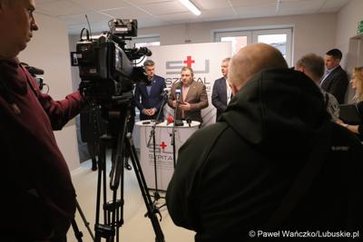 Uczestnicy konferencji prasowej w Szpitalu Uniwersyteckim im. Karola Marcinkowskiego w Zielonej Górze poświęconej zakończeniu termomodernizacji obiektów i sieci szpitala