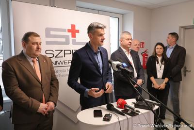 Uczestnicy konferencji prasowej w Szpitalu Uniwersyteckim im. Karola Marcinkowskiego w Zielonej Górze poświęconej zakończeniu termomodernizacji obiektów i sieci szpitala