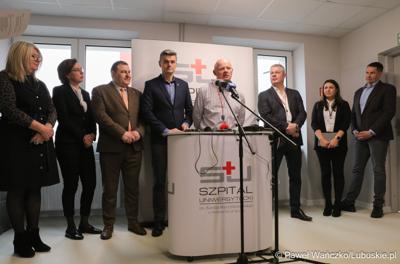 Uczestnicy konferencji prasowej w Szpitalu Uniwersyteckim im. Karola Marcinkowskiego w Zielonej Górze poświęconej zakończeniu termomodernizacji obiektów i sieci szpitala