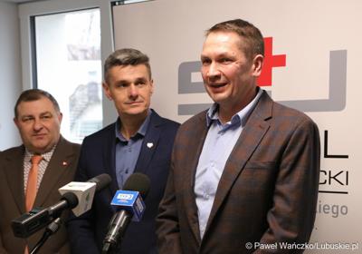 Uczestnicy konferencji prasowej w Szpitalu Uniwersyteckim im. Karola Marcinkowskiego w Zielonej Górze poświęconej zakończeniu termomodernizacji obiektów i sieci szpitala