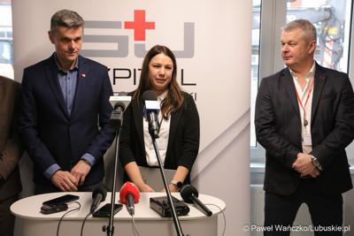 Uczestnicy konferencji prasowej w Szpitalu Uniwersyteckim im. Karola Marcinkowskiego w Zielonej Górze poświęconej zakończeniu termomodernizacji obiektów i sieci szpitala