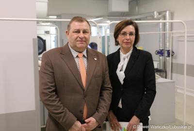 Uczestnicy konferencji prasowej w Szpitalu Uniwersyteckim im. Karola Marcinkowskiego w Zielonej Górze poświęconej zakończeniu termomodernizacji obiektów i sieci szpitala