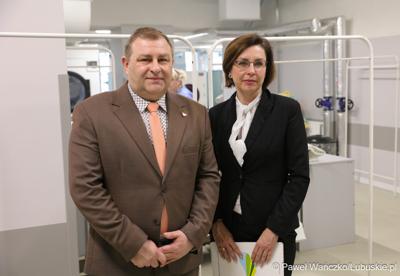 Uczestnicy konferencji prasowej w Szpitalu Uniwersyteckim im. Karola Marcinkowskiego w Zielonej Górze poświęconej zakończeniu termomodernizacji obiektów i sieci szpitala