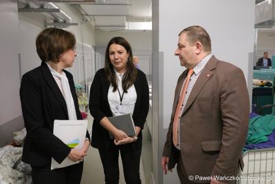 Uczestnicy konferencji prasowej w Szpitalu Uniwersyteckim im. Karola Marcinkowskiego w Zielonej Górze poświęconej zakończeniu termomodernizacji obiektów i sieci szpitala