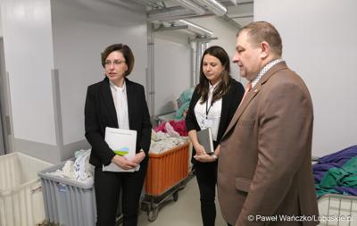 Uczestnicy konferencji prasowej w Szpitalu Uniwersyteckim im. Karola Marcinkowskiego w Zielonej Górze poświęconej zakończeniu termomodernizacji obiektów i sieci szpitala