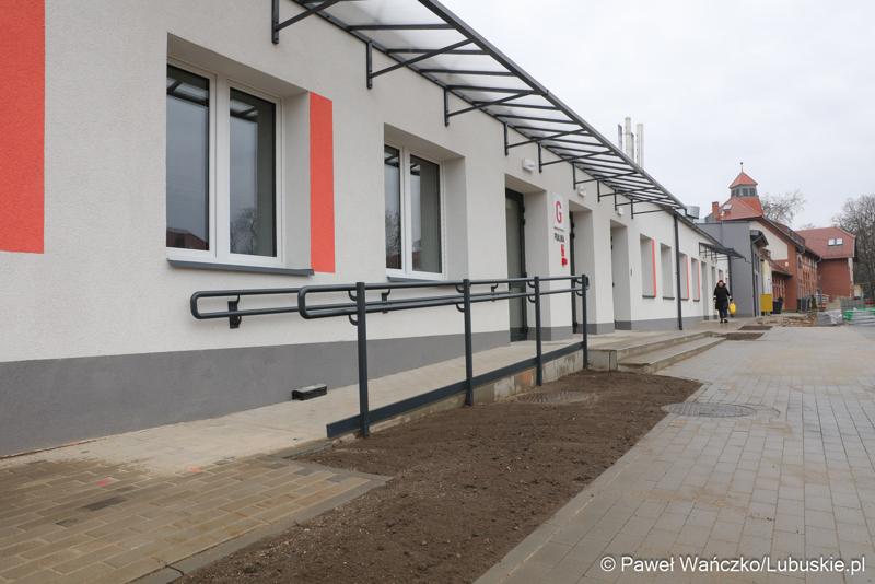 Uczestnicy konferencji prasowej w Szpitalu Uniwersyteckim im. Karola Marcinkowskiego w Zielonej Górze poświęconej zakończeniu termomodernizacji obiektów i sieci szpitala