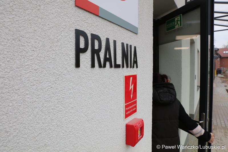 Uczestnicy konferencji prasowej w Szpitalu Uniwersyteckim im. Karola Marcinkowskiego w Zielonej Górze poświęconej zakończeniu termomodernizacji obiektów i sieci szpitala