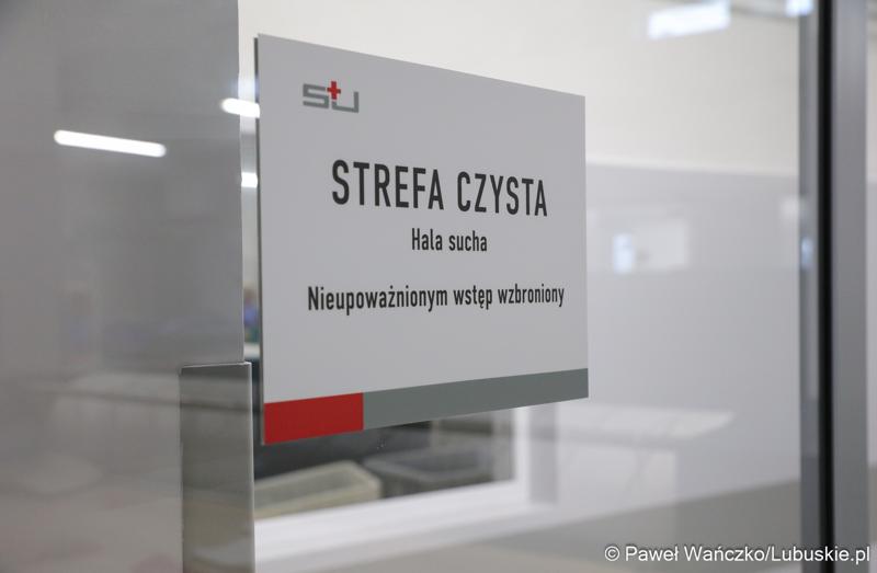 Uczestnicy konferencji prasowej w Szpitalu Uniwersyteckim im. Karola Marcinkowskiego w Zielonej Górze poświęconej zakończeniu termomodernizacji obiektów i sieci szpitala