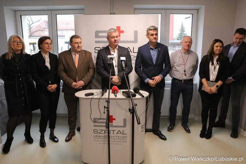 Uczestnicy konferencji prasowej w Szpitalu Uniwersyteckim im. Karola Marcinkowskiego w Zielonej Górze poświęconej zakończeniu termomodernizacji obiektów i sieci szpitala