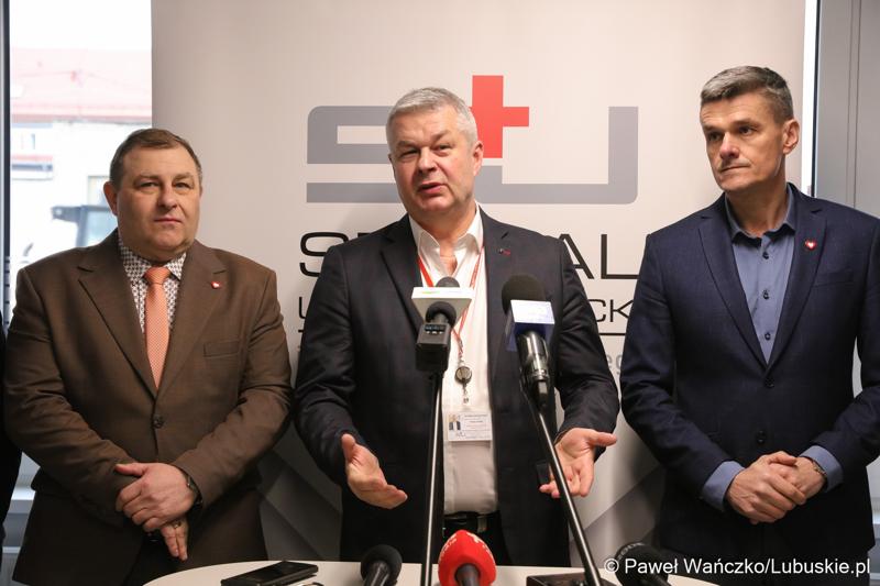Uczestnicy konferencji prasowej w Szpitalu Uniwersyteckim im. Karola Marcinkowskiego w Zielonej Górze poświęconej zakończeniu termomodernizacji obiektów i sieci szpitala