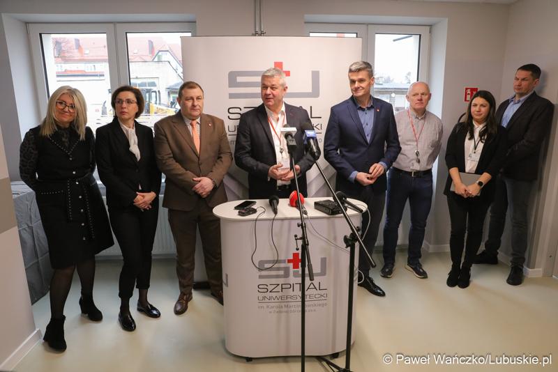 Uczestnicy konferencji prasowej w Szpitalu Uniwersyteckim im. Karola Marcinkowskiego w Zielonej Górze poświęconej zakończeniu termomodernizacji obiektów i sieci szpitala