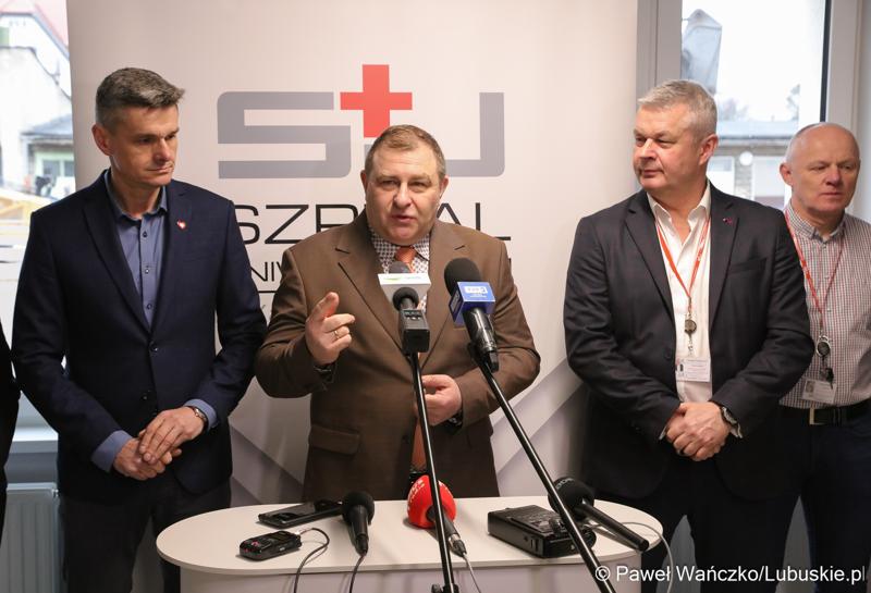 Uczestnicy konferencji prasowej w Szpitalu Uniwersyteckim im. Karola Marcinkowskiego w Zielonej Górze poświęconej zakończeniu termomodernizacji obiektów i sieci szpitala