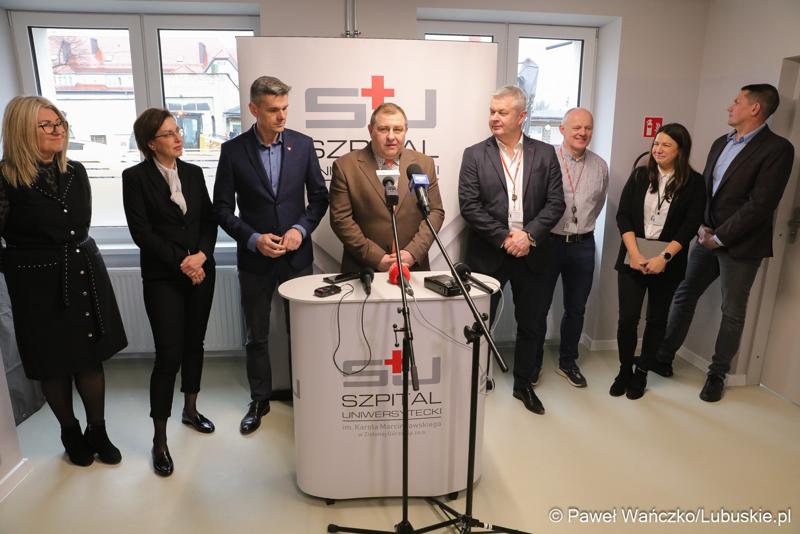 Uczestnicy konferencji prasowej w Szpitalu Uniwersyteckim im. Karola Marcinkowskiego w Zielonej Górze poświęconej zakończeniu termomodernizacji obiektów i sieci szpitala
